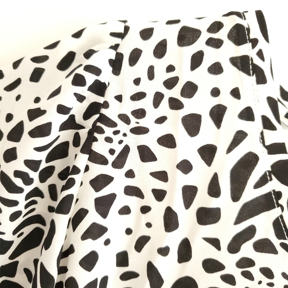 NEW Animal Print Mixed Media V-neck Top - Picture 3 of 13